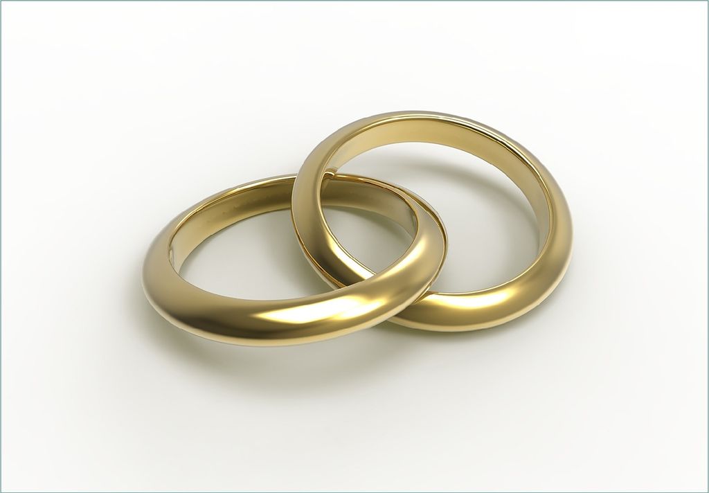 Wallario Fototapete Vliestapete, seidenmatte Oberfläche, einfache Verarbeitung, Größe 300 x 210 cm, Motiv Zwei goldene Eheringe in Nahaufnahme a...