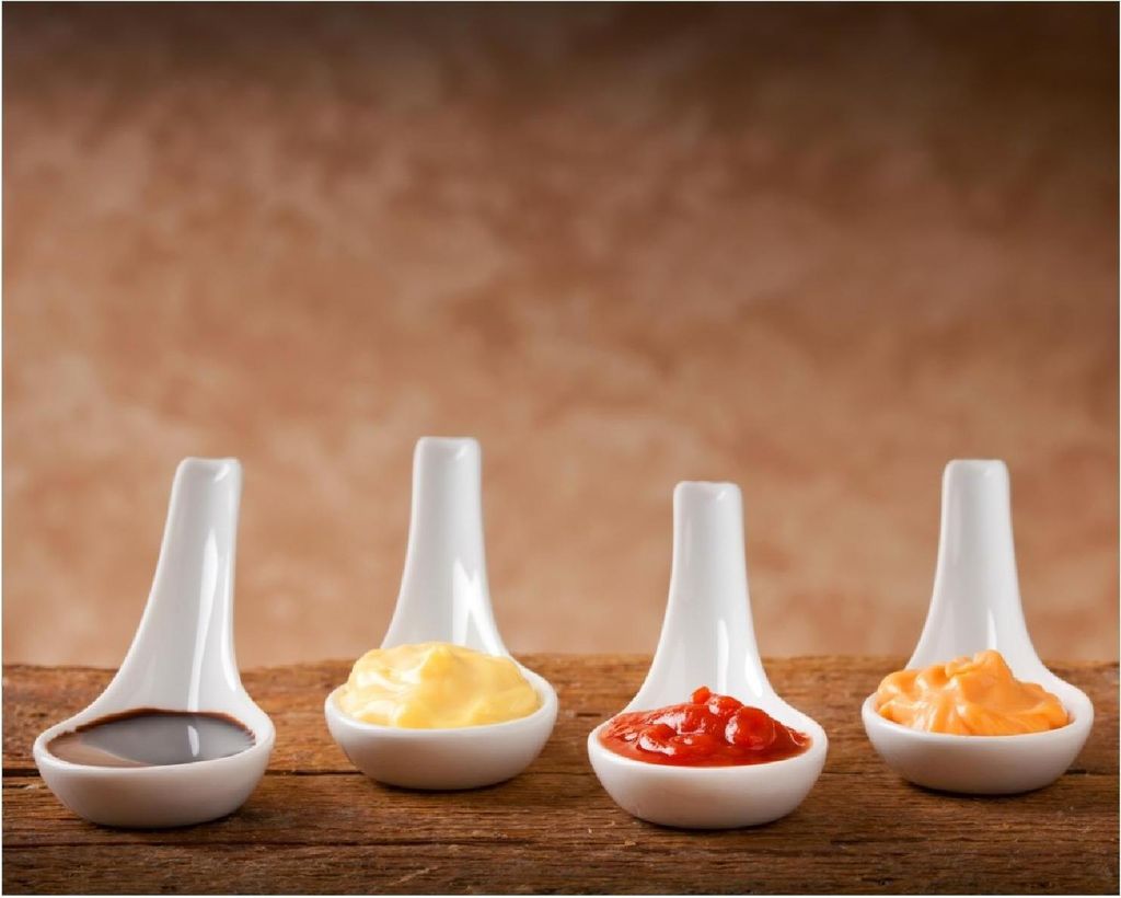 Wallario Poster - Verschieden Soßen auf Keramiklöffeln, Kunstdruck Größe: 40 x 50 cm