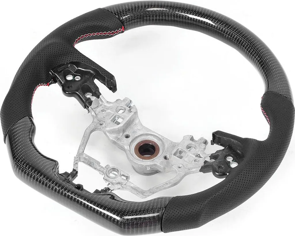 Volant Toyota en fibre de carbone : remplacez votre cuir usé avec style
