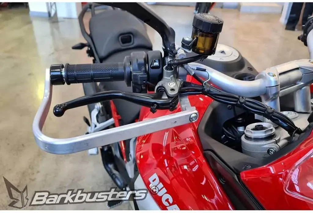 Protégez vos mains et leviers Ducati avec Barkbusters Storm Argent