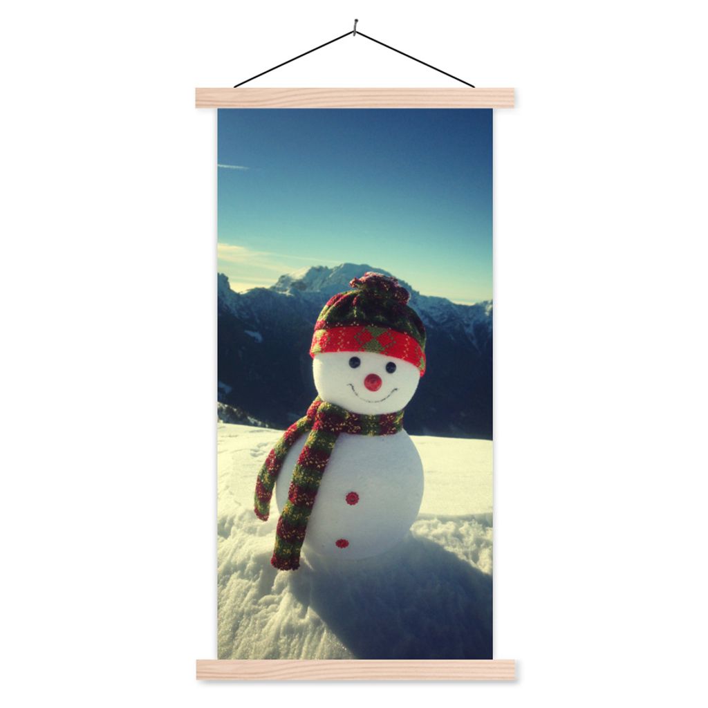 MuchoWow Textilposter Schneemann mit Blick auf die Landschaft während der Weihnachtszeit 60x120 cm mit holzfarbenen Rahmen - Holz