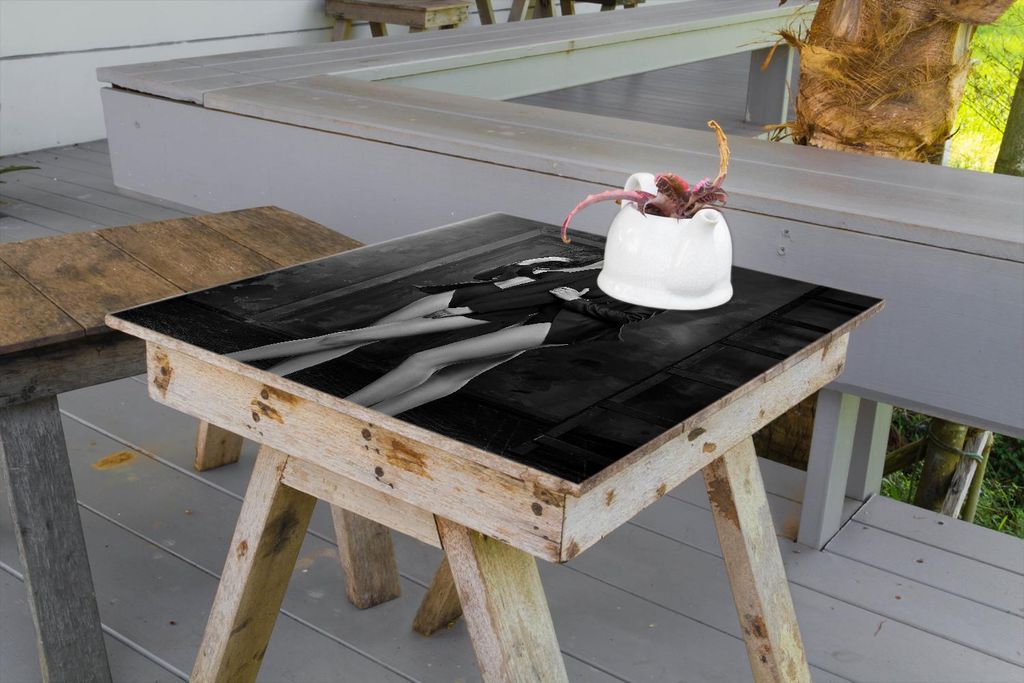 Wallario selbstklebende Möbelfolie/ Tischdecke für Innen und Außen, Größe: 70 x 70 cm - Lesben-Erotik: Zwei sexy Damen als elegant gekleidete ...