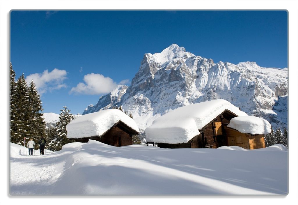Wallario Frühstücksbrettchen aus Glas 20 x 30 cm mit rutschfesten Füßen, Motiv Verschneiter Almhütten vor einem Gipfel