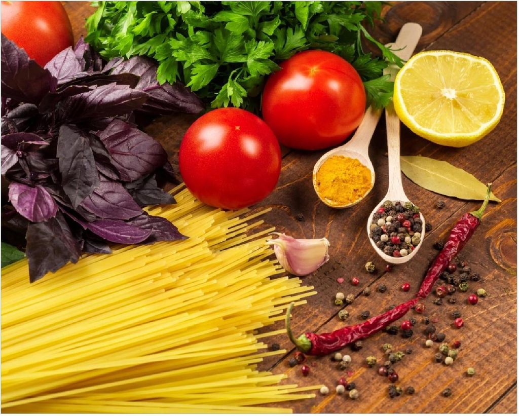 Wallario Poster - Italienisches Menü mit Spaghetti, Tomaten, Basilikum und Gewürzen, Kunstdruck Größe: 40 x 50 cm
