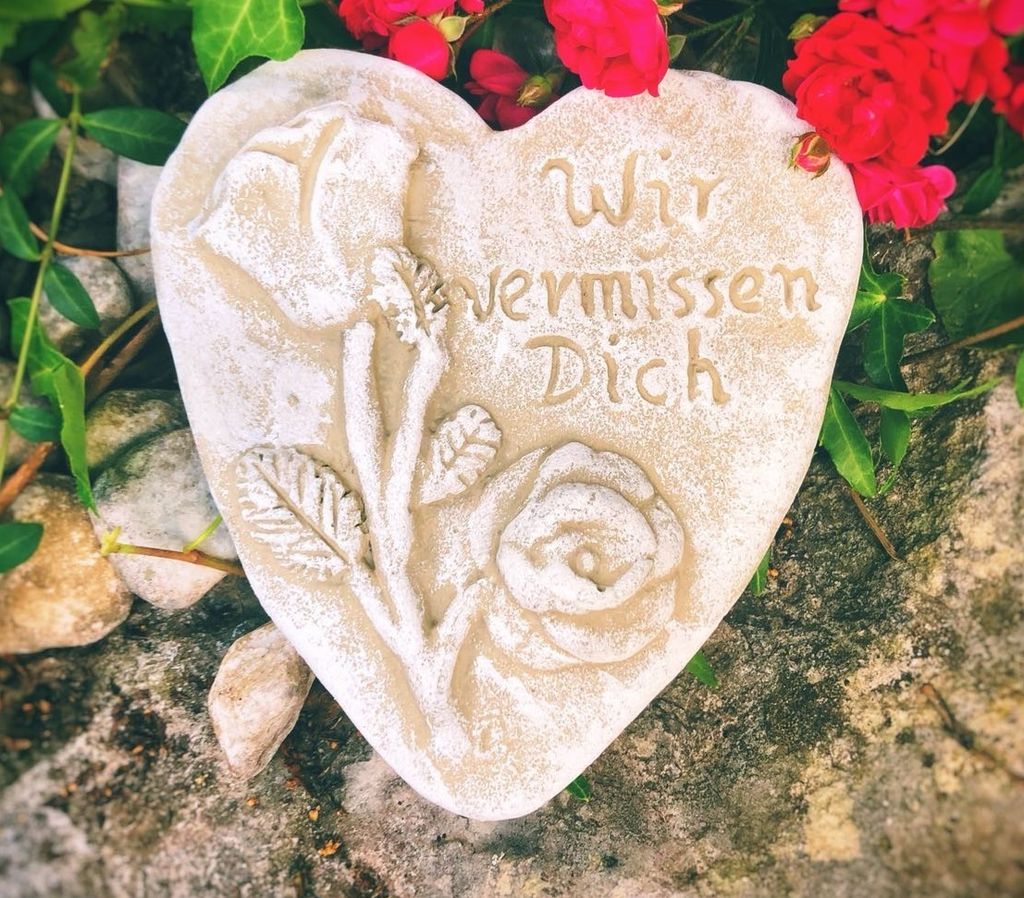 Grabherz Spruch - Wir vermissen Dich - Grabschmuck Steinguss Herz Rose hell