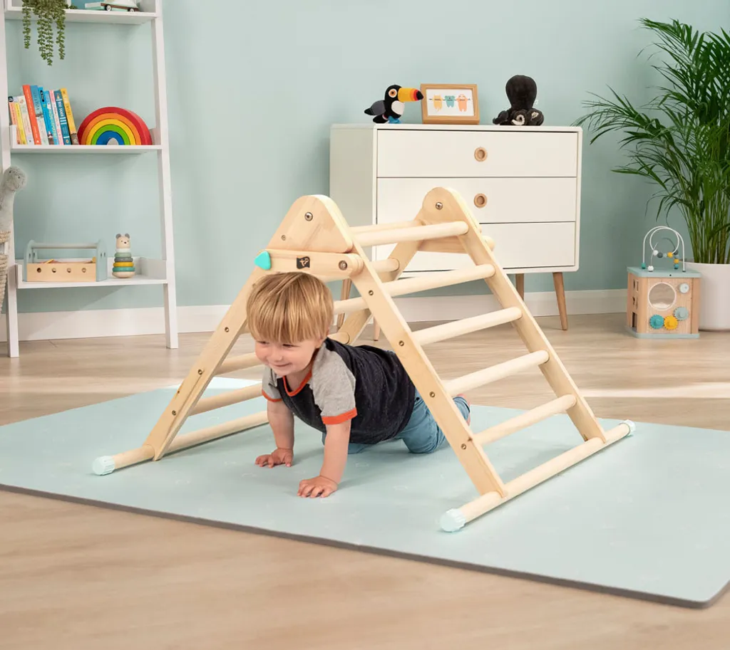 Triangle d'escalade bois TP Toys : solution motricité bébé sans écran - 10