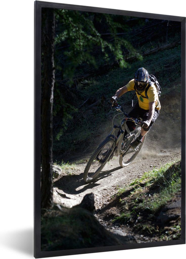 MuchoWow Gerahmtes Poster Mountainbiker auf ungeteerter Straße 60x90 cm - Poster mit Schwarzem Bilderrahmen Wandposter Rahmen Foto Bilder - Kunst