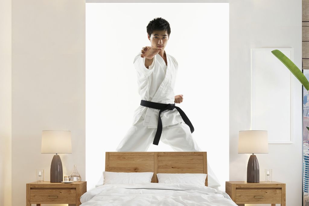MuchoWow Fototapete für Wohnzimmer oder Schlafzimmer Wandtapete Vinyl Motivtapete Ein asiatischer Mann, der Karate betreibt - 160x240 cm - Vinyl...
