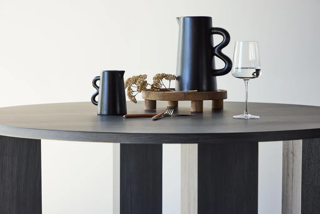 Table à manger Juno Ø120cm noire avec plateau mat et design circulaire - 4