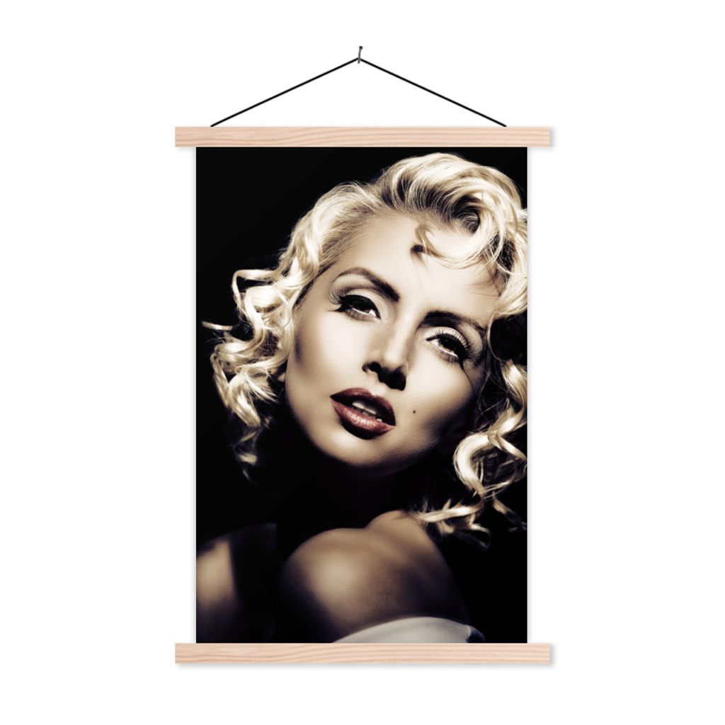 MuchoWow Textilposter Frau - Vintage - Lippenstift - Blond - Locken 60x90 cm mit holzfarbenen Rahmen - Textil