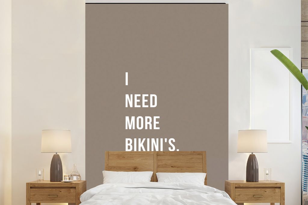 MuchoWow Fototapete für Wohnzimmer oder Schlafzimmer Wandtapete Vinyl Motivtapete Ich brauche mehr Bikinis - Zitat - Grau - 180x280 cm - Wallpaper