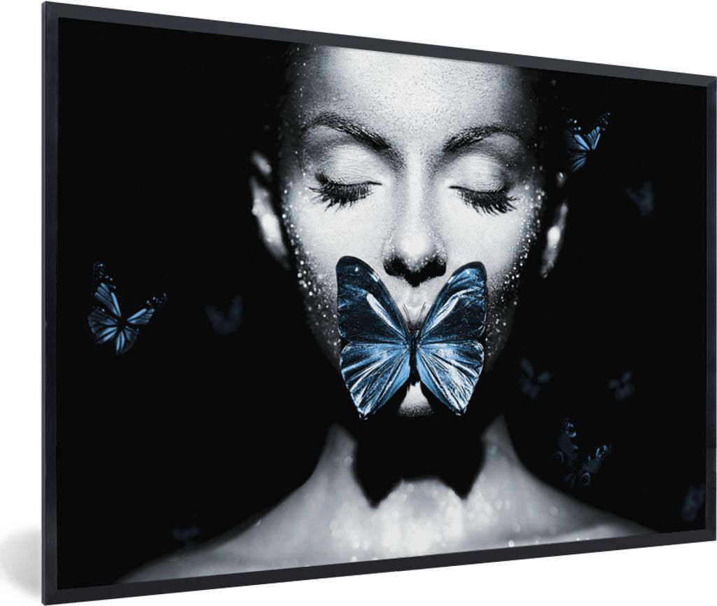 MuchoWow Gerahmtes Poster Frau - Schmetterling - Chic 90x60 cm - Poster mit Schwarzem Bilderrahmen Wandposter Rahmen Foto Bilder - Fotorahmen - F...