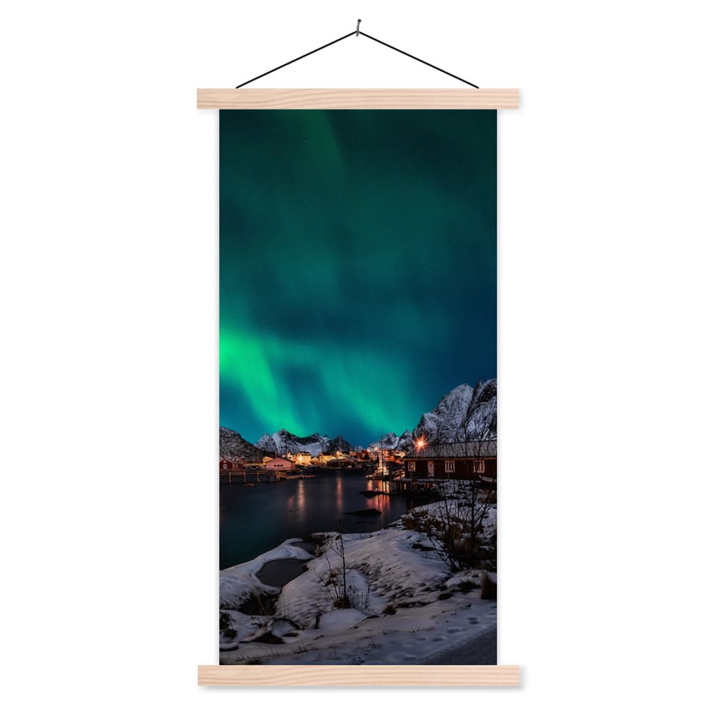 MuchoWow Textilposter Nordlicht - Island - Schnee - Dorf - Grün - Berge 60x120 cm mit holzfarbenen Rahmen - Holz