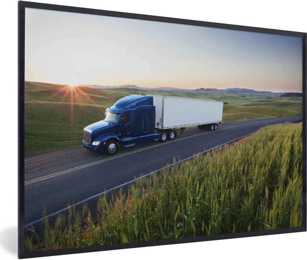 MuchoWow Gerahmtes Poster Lkw-Fahren in einer grünen Umgebung 90x60 cm - Poster mit Schwarzem Bilderrahmen Wandposter Rahmen Foto Bilder - Fotor...