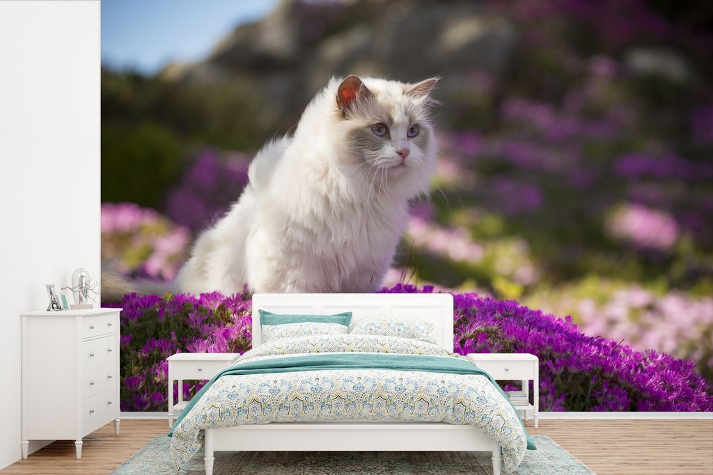 MuchoWow Fototapete für Wohnzimmer oder Schlafzimmer Wandtapete Vinyl Motivtapete Eine weiße Stoffkatze sitzt in einem Bett aus rosa Blumen - 3...