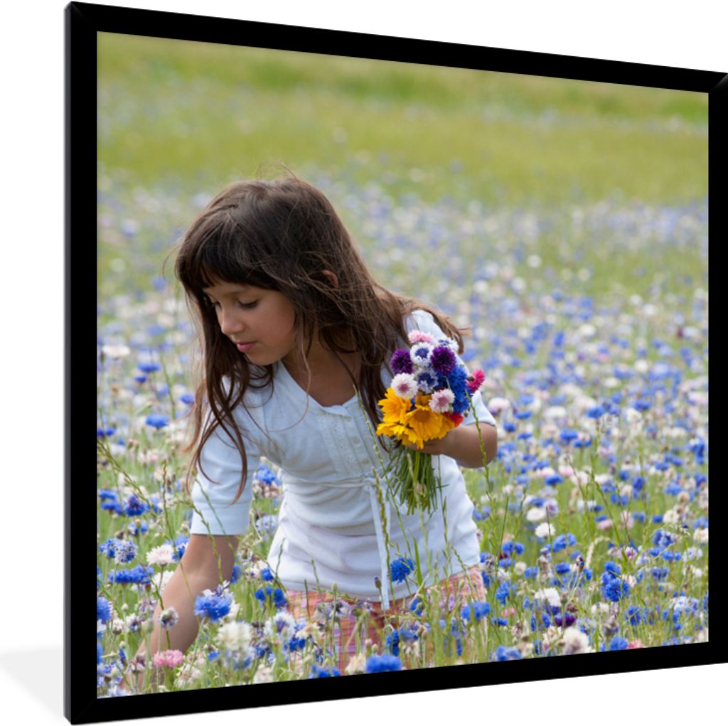 MuchoWow Gerahmtes Poster Mädchen - Blumen - Wiese 40x40 cm - Poster mit Schwarzem Bilderrahmen Wandposter Rahmen Foto Bilder - Mit Rahmen - Wan...