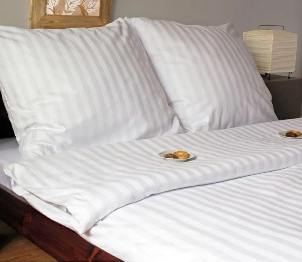Parure de lit 160x200 en satin blanc rayé Tivoli pour chambre chic