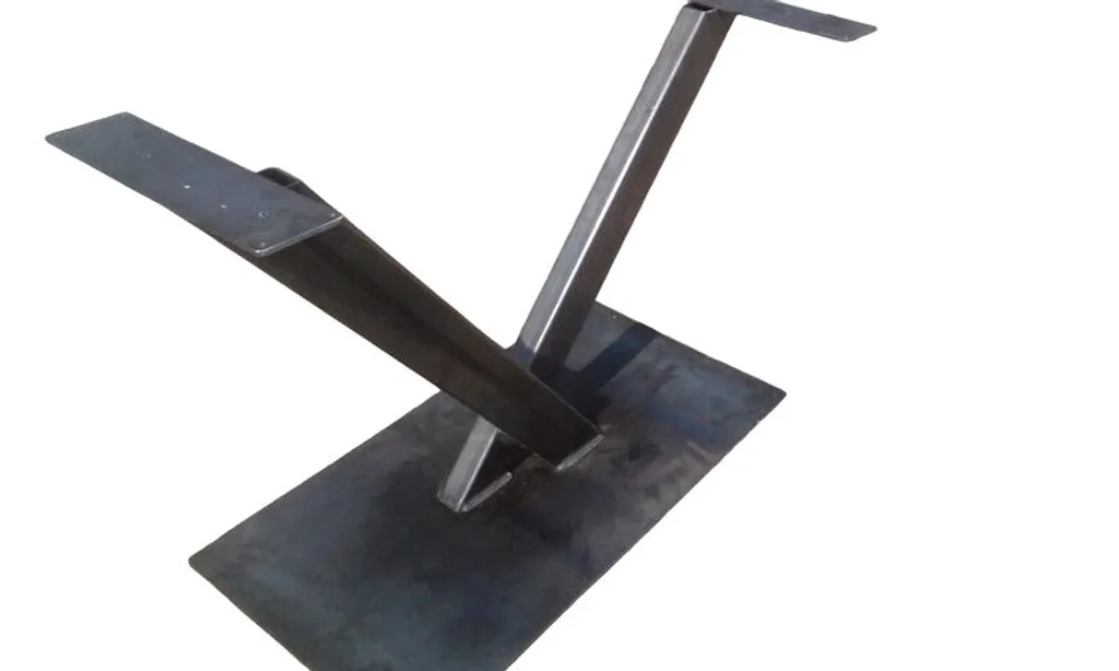 Pieds pour table à manger industrielle en acier brut modèle en V