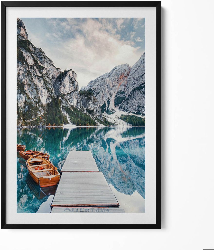 Boot auf einem See in den Bergen– Wandbild mit Rahmen – Gerahmtes Bild – Wanddekoration – 70x100 cm – Schwarz Rahmen