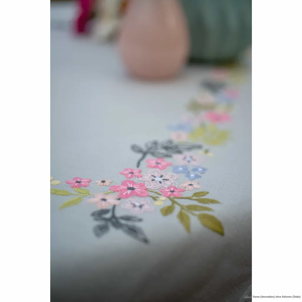 Nappe à Broder Points Plats Fleurs et Feuilles - Kit Complet Vervaco