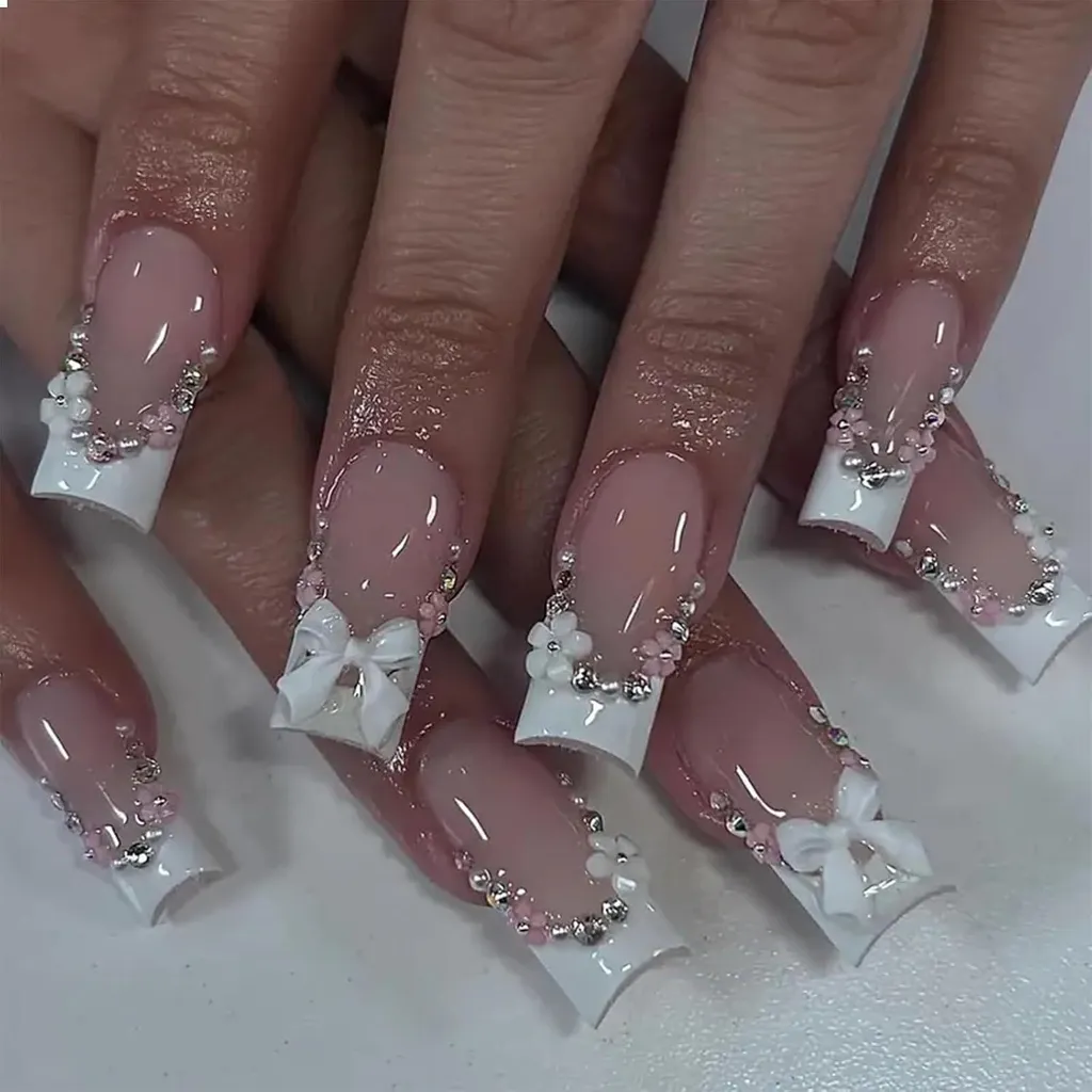 Must-Have Manicure: Unghie Quadrate Press-On con Fiocchi e Strass 3D