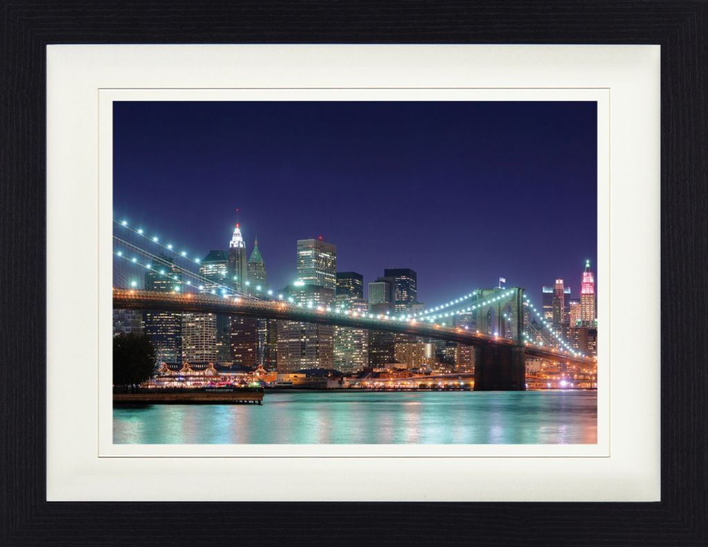 New York Gerahmtes Bild Mit Edlem Passepartout | Wand-Bilder | Im Bilderrahmen - Panorama Der Brooklyn Bridge Bei Nacht (30 x 40 cm)