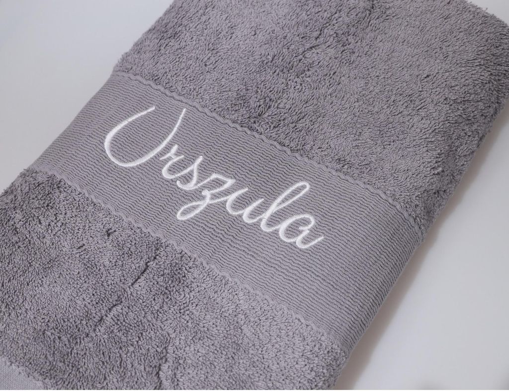 Personalisiertes Duschtuch 70 x 140 cm mit Namen und Wunschtext – besticktes Handtuch GRAU mit Bordüre, 500 g/m²