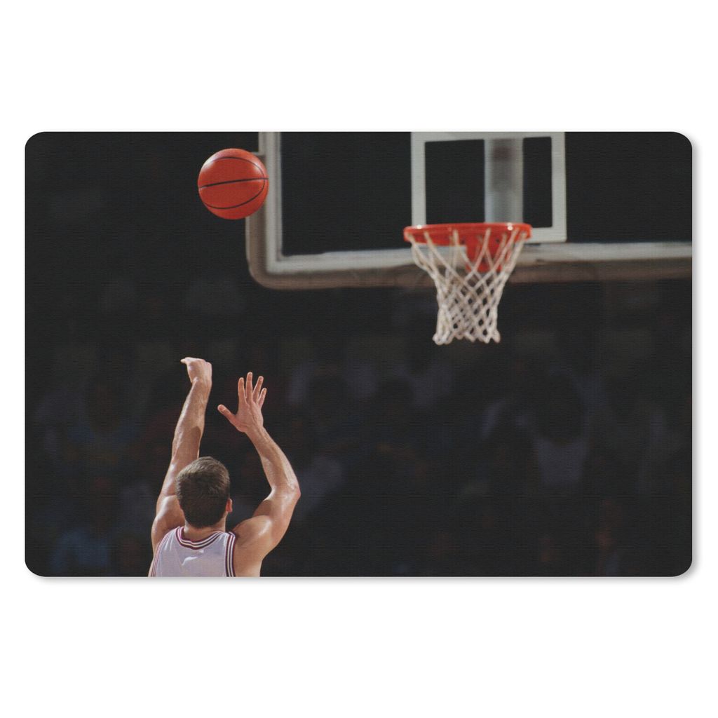 MuchoWow Schreibtischunterlage Ein Basketballspieler wirft den Ball aus der Ferne in den Korb 60x40 cm - XXL Mauspad - Großes Mauspad