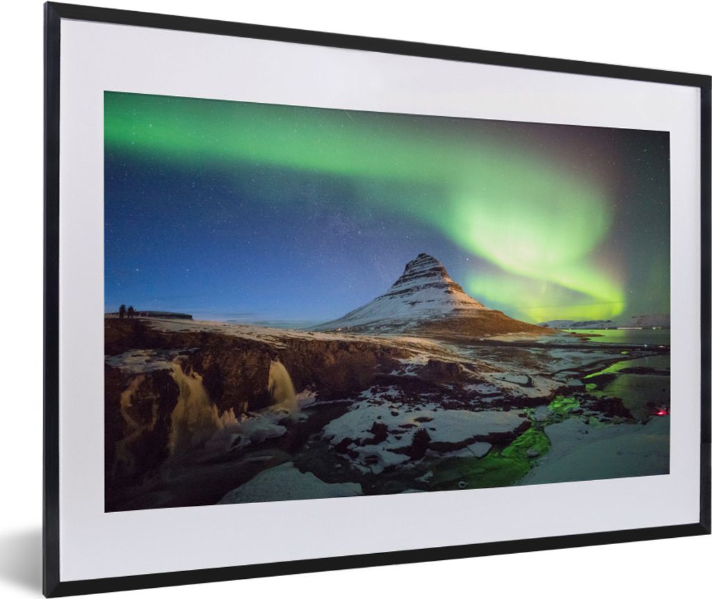 MuchoWow MuchoWow Gerahmtes Poster Polarlicht über dem Berg Kirkjufell bei Snaefellsnes in Europa 60x40 cm - Poster mit zchwarzem Bilderrahmen...