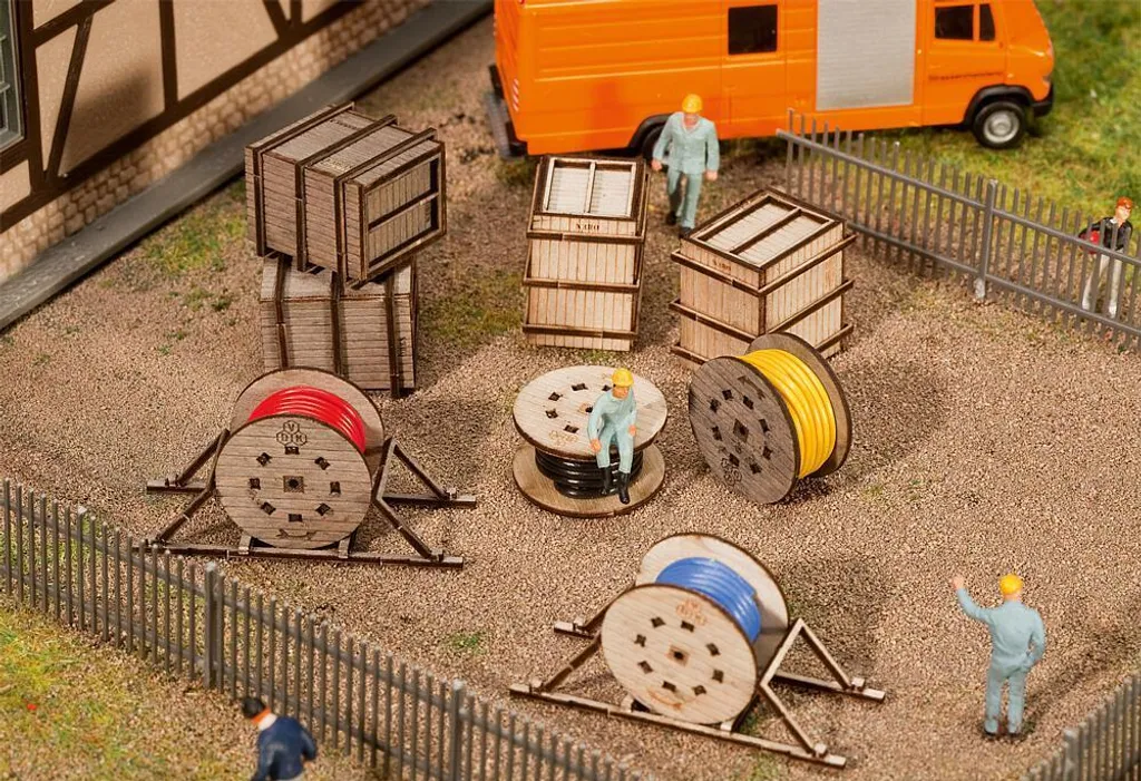 Accessoires décor caisses de transport et rouleaux de câbles Faller 180617