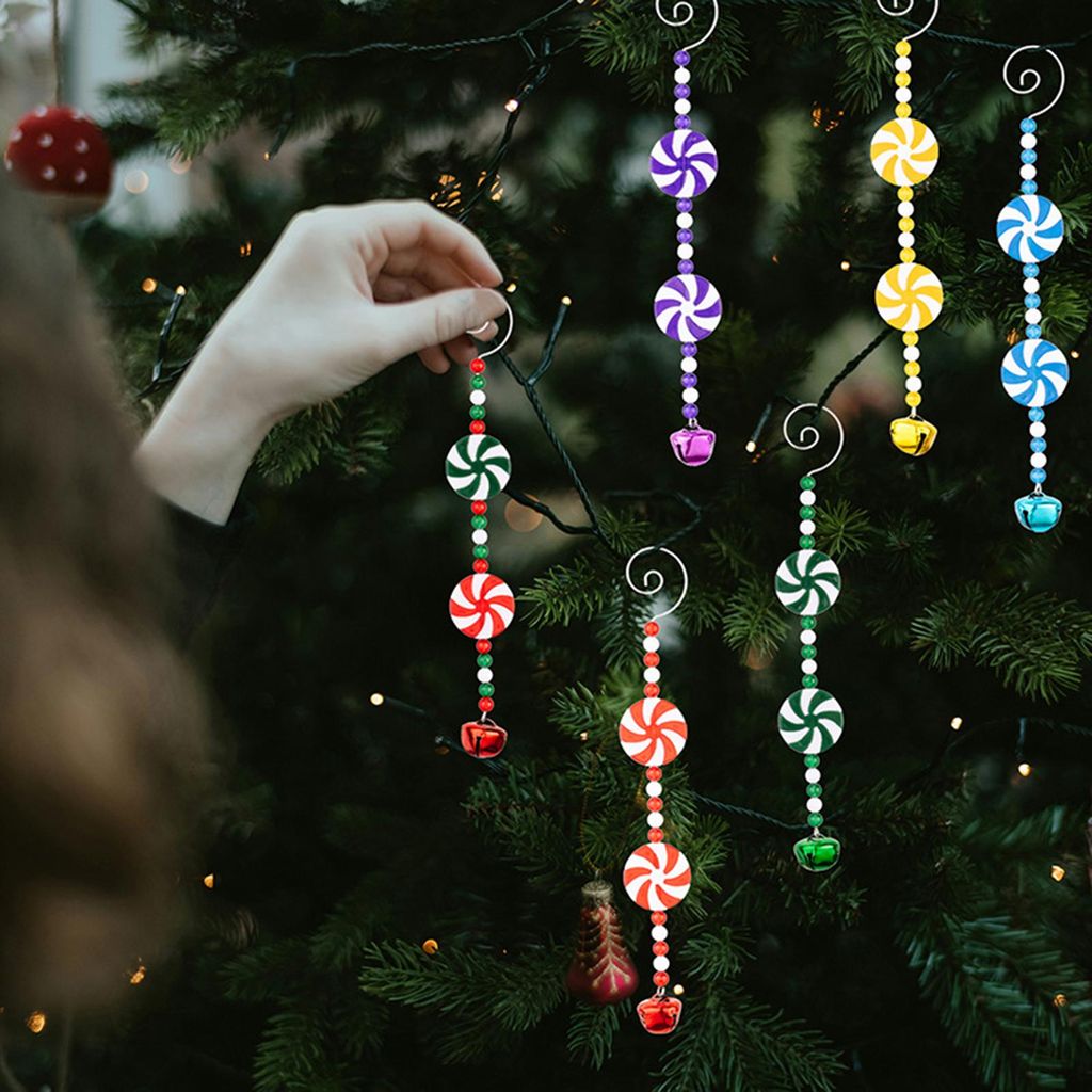 Weihnachtsbaum-Anhänger im rot-weißen Zuckerstangen-Design mit Glöckchen, Schokoriegeln und Perlen – die perfekte Dekoration für Ihre Weihnac...