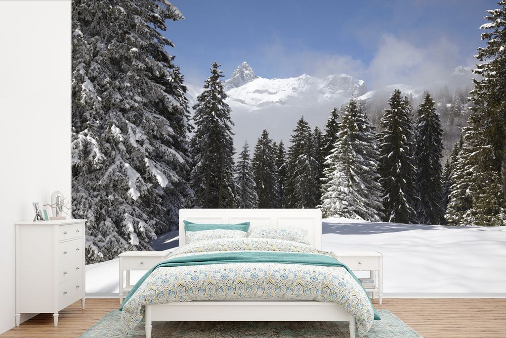 MuchoWow Fototapete für Wohnzimmer oder Schlafzimmer Wandtapete Vinyl Motivtapete Die schneebedeckten Bäume in den Bergen schaffen eine weihnac...