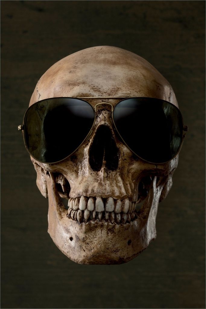 Wallario Premium Glasbild, freischwebende Optik, kräftige Farben, Größe 90 x 60 cm Motiv Totenschädel mit cooler Sonnenbrille