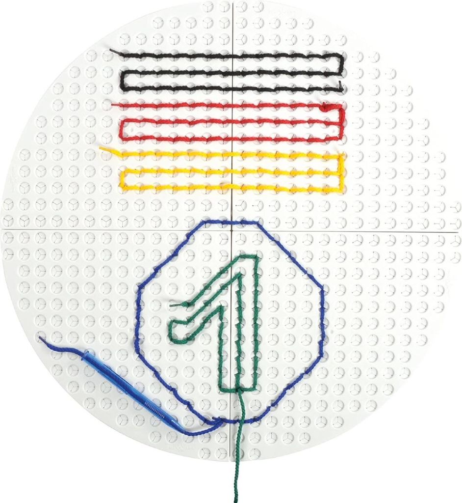 EDUPLAY 120288 Playboard Fädelplatte, 4 Fädelstifte, mehrfarbig, 4-teilig (1 Set)