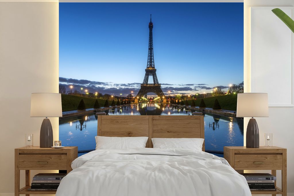 MuchoWow Fototapete für Wohnzimmer oder Schlafzimmer Wandtapete Vinyl Motivtapete Der Eiffelturm am Abend bei sehr klarem Himmel in Paris - 220x...