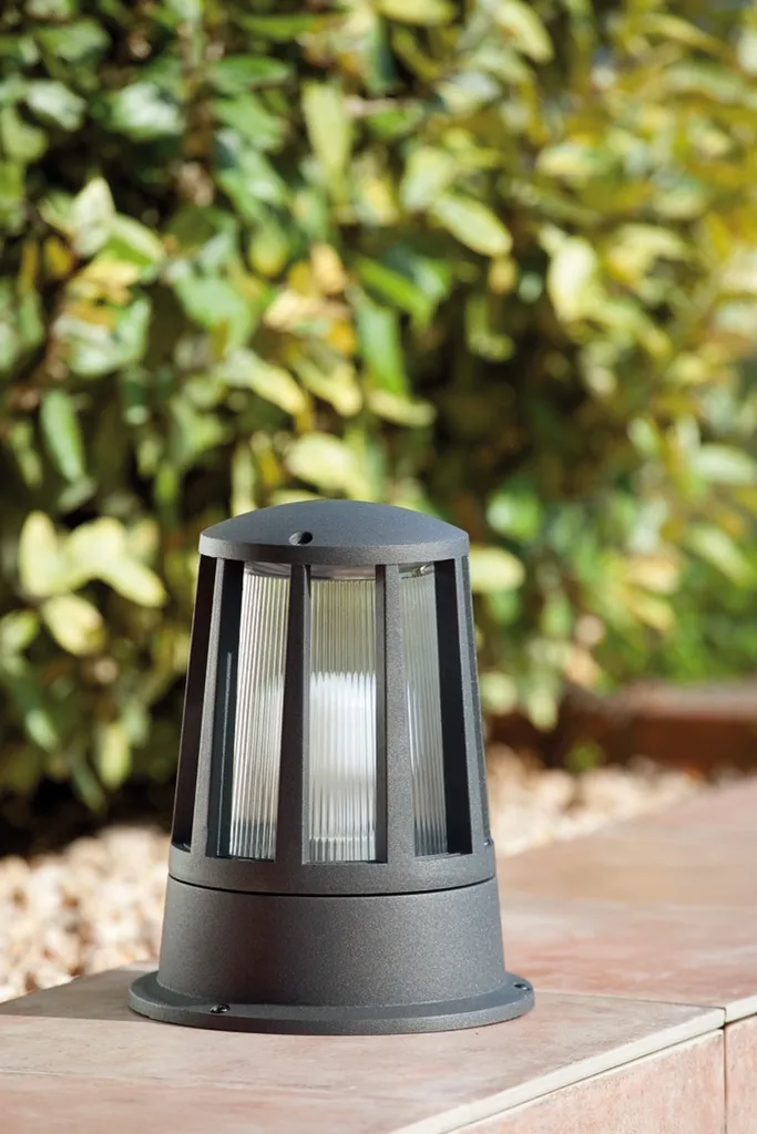 Éclairage d'allée et terrasse : lampe de socle SURAT IP54 gris foncé