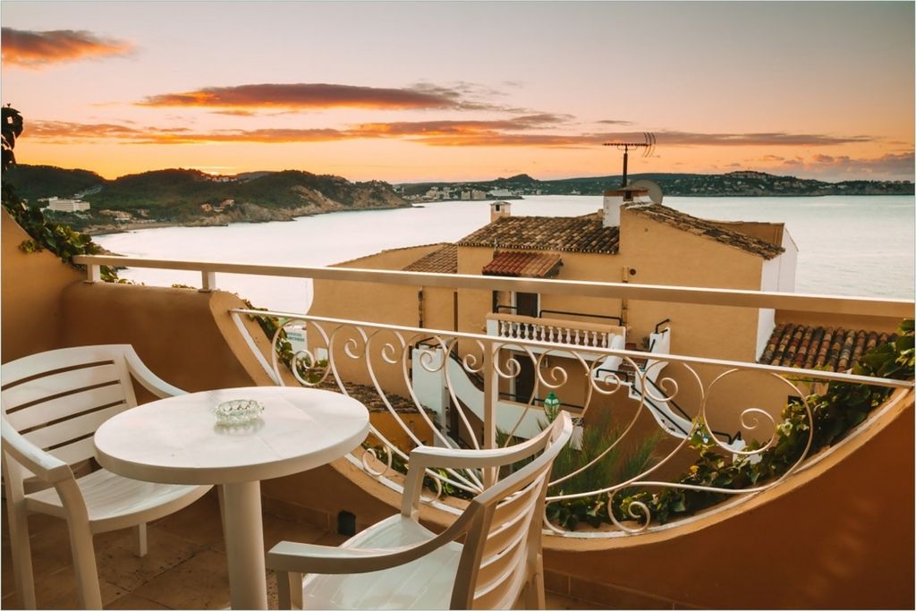 Wallario Poster - Sommer in Spanien - Ausblick von einer schönen Terrasse auf das Meer, Kunstdruck Größe: 61 x 91,50 cm