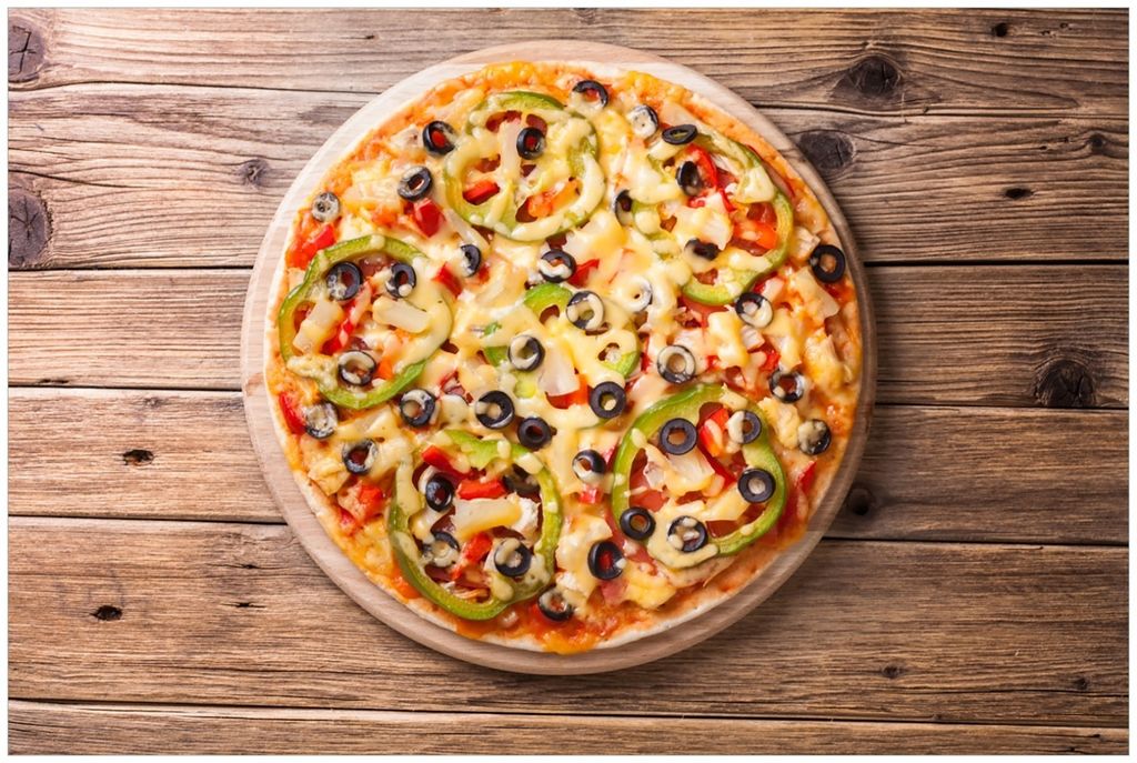 Wallario Premium Glasbild, freischwebende Optik, kräftige Farben, Größe 90 x 60 cm Motiv Italienische Pizza mit Peperoni, Oliven. Paprika und Käse