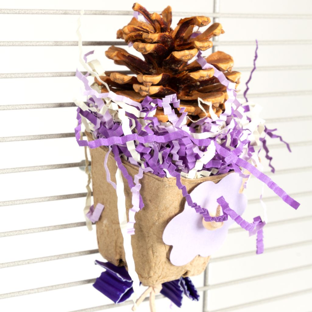 Pinecone Cup · Knabberspielzeug zur Wandbefestigung · Lila/Weiß · ca. 13 x 6 x 6 cm