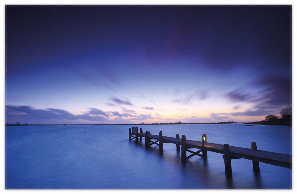 Wallario Premium Teppich, Größe 90 x 140 cm, Steg bei Abenddämmerung - Blauer Himmel bei Nacht