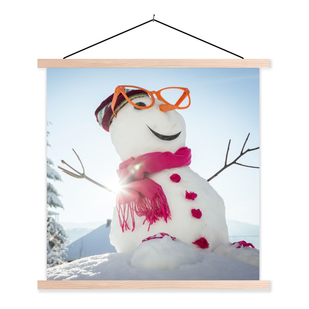 MuchoWow Textilposter Ein Schneemann mit der Sonne im Rücken schafft eine weihnachtliche Atmosphäre 40x40 cm mit holzfarbenen Rahmen - Posterle...