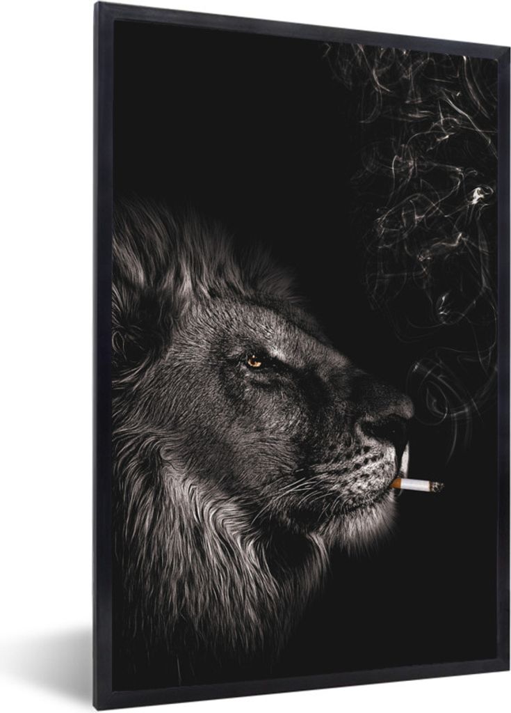 MuchoWow MuchoWow Gerahmtes Poster Löwe - Zigarette - Schwarz - Weiß 20x30 cm - Poster mit zchwarzem Bilderrahmen - Drucken - Bilder Poster i...