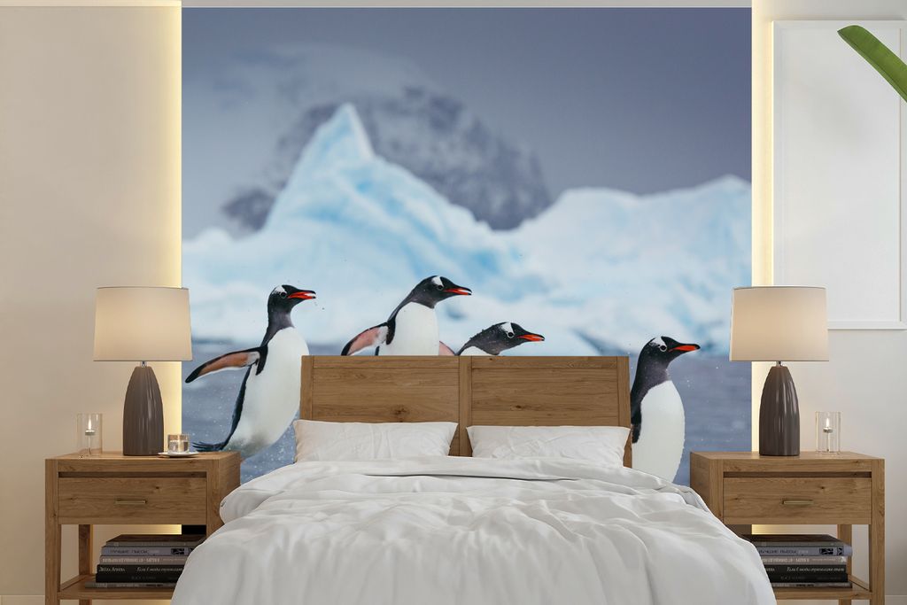 MuchoWow Fototapete für Wohnzimmer oder Schlafzimmer Wandtapete Vinyl Motivtapete Pinguine springen aus dem Wasser - 220x220 cm - Tapeten