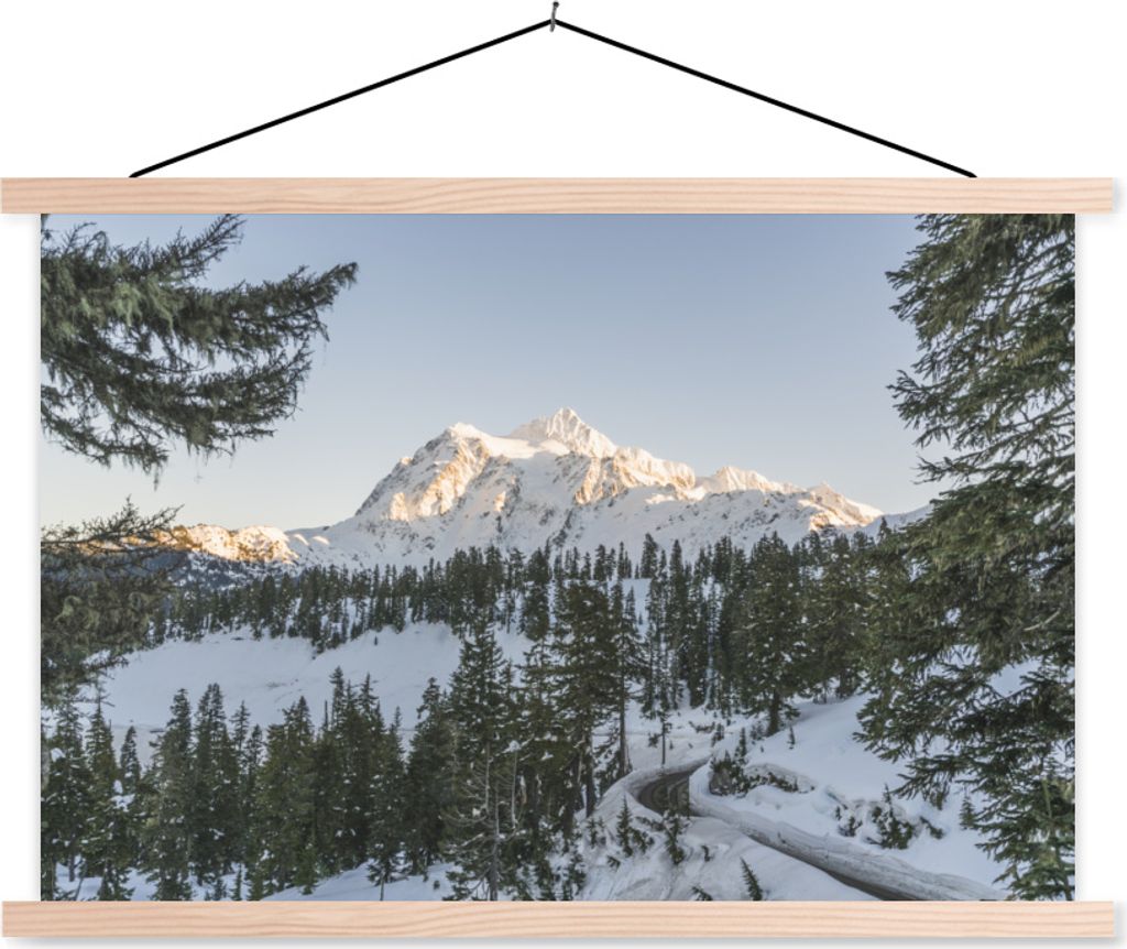 MuchoWow Textilposter Eine Bergstraße mit Blick auf die amerikanische Landschaft zur Weihnachtszeit 120x80 cm mit holzfarbenen Rahmen - Aufhäng...