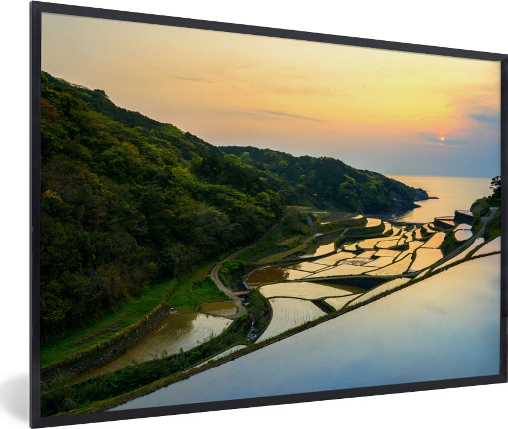 MuchoWow MuchoWow Gerahmtes Poster Wunderschöner Sonnenuntergang beleuchtet Chinas Reisfelder 60x40 cm - Poster mit zchwarzem Bilderrahmen - P...