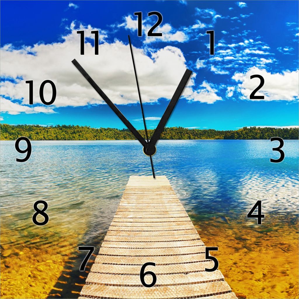 Wallario Design Wanduhr Klarer See mit Steg - Blauer Himmel aus Echtglas, Größe 30 x 30 cm