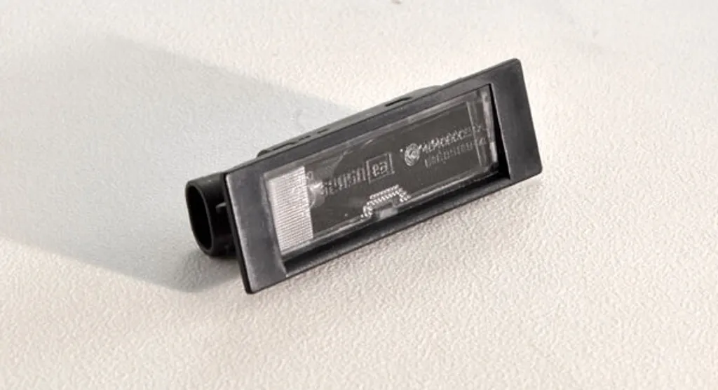 Luce Targa Johns Alfa Romeo 156 (932) 97-03 - Ricambio Compatibile L/R