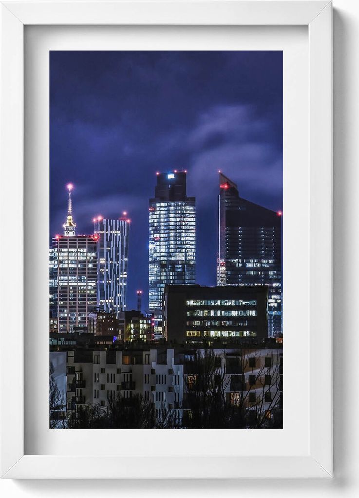 Städtische Gebäude bei Nacht– Wandbild mit Rahmen – Gerahmtes Bild – Wanddekoration – 20x30 cm – Weiß