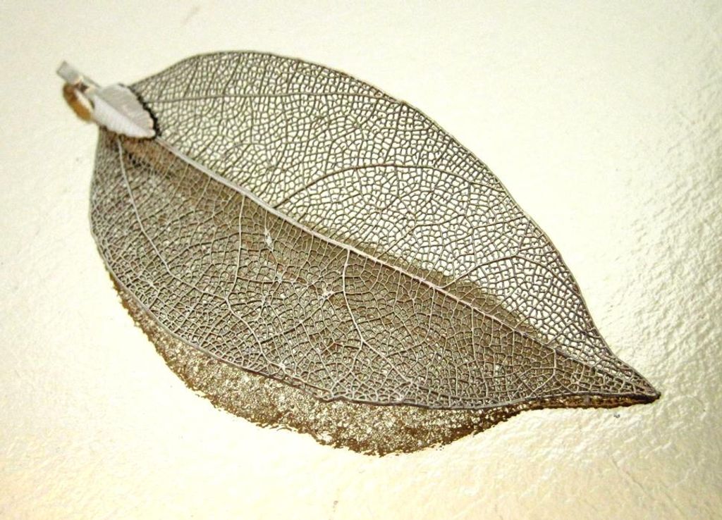 Deko Metall Blatt mit Anhängerschlaufe Gold ca. 8 cm