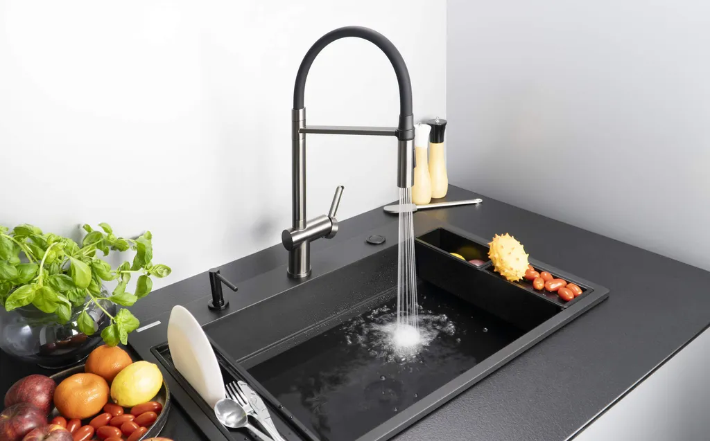 Mélangeur de cuisine flexible titane : fini les éclaboussures d'eau